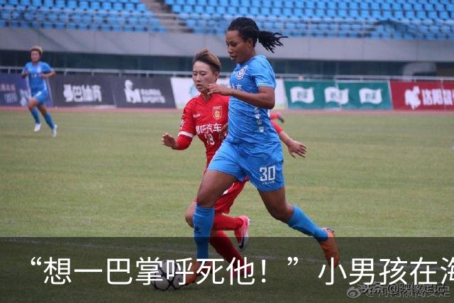 “想一巴掌呼死他！”小男孩在海底捞因为蛋糕被分大哭，妈妈也是够爱了！